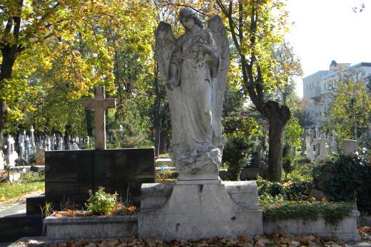 Bellu Cemetery in Bucharest 